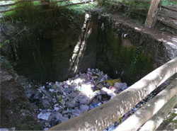 Refuse pit with a fence